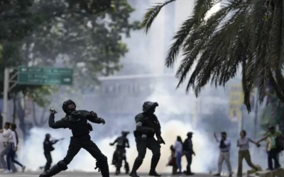 AUMENTA A 24 LOS MUERTOS Y DOS MIL DETENIDOS EN PROTESTAS CONTRA MADURO EN VENEZUELA